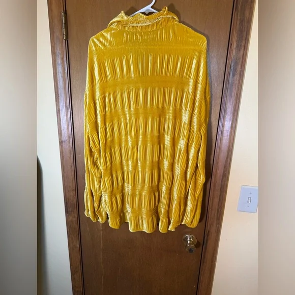 BiBi Mustard Textured Button Down Shirt Size Large - Picture 5 of 5